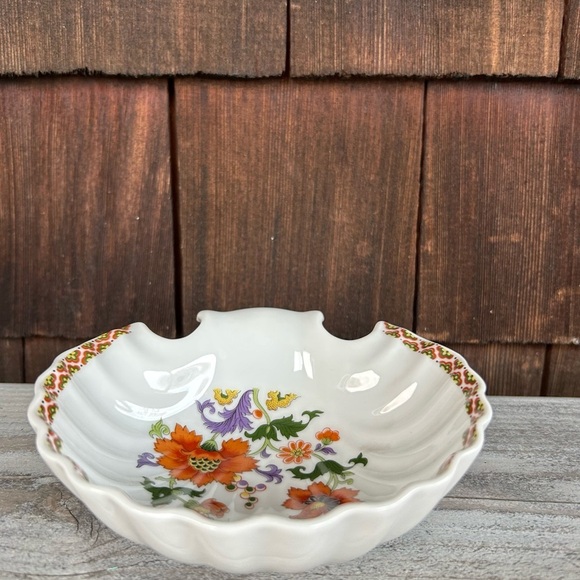 French shell dish with orange floral pattern. - Picture 3 of 7